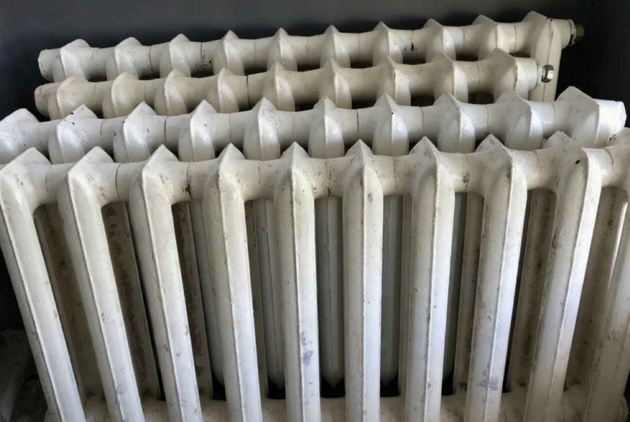 Не спешите менять чугунные батареи на модные радиаторы: вот почему старая сантехника даст фору новой