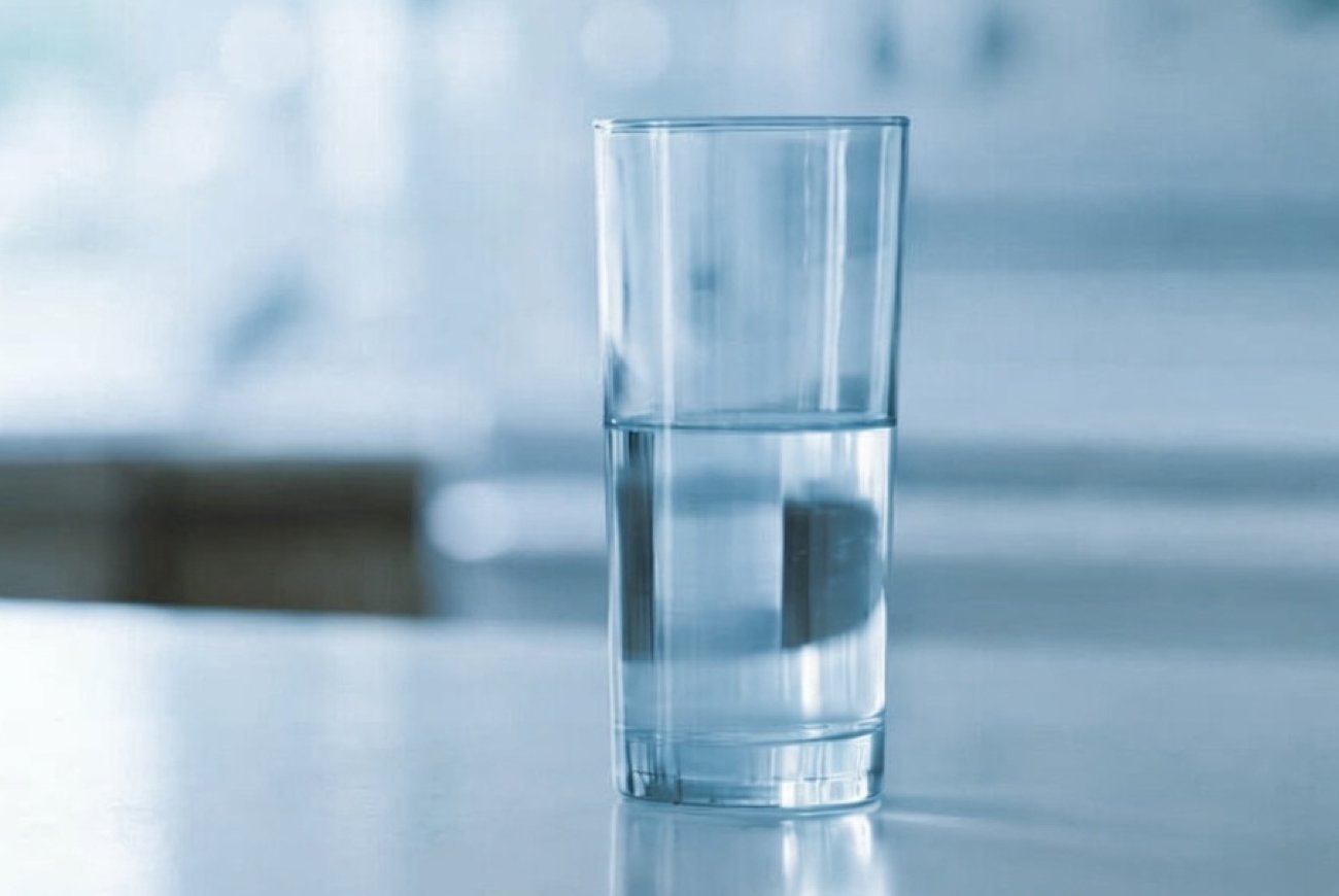 Почему врачи не советуют пить воду сразу после еды: простое объяснение