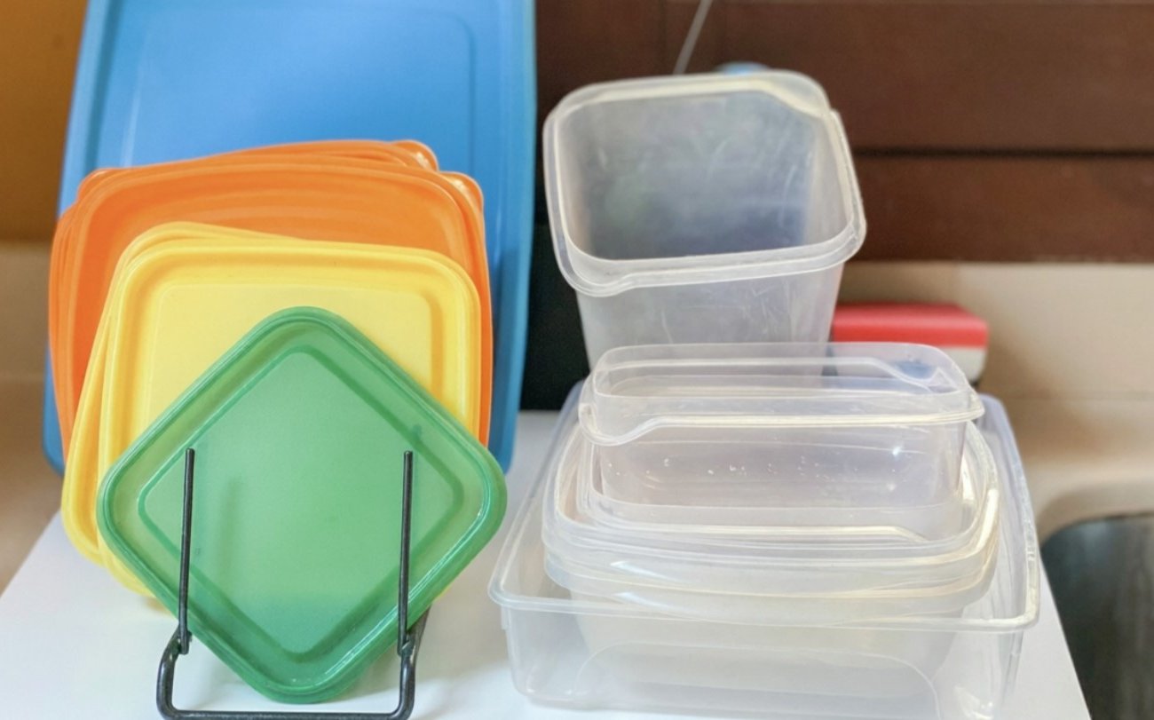 Пластиковые контейнеры больше не воняют: три простых средства с любой кухни, которые уберут запах