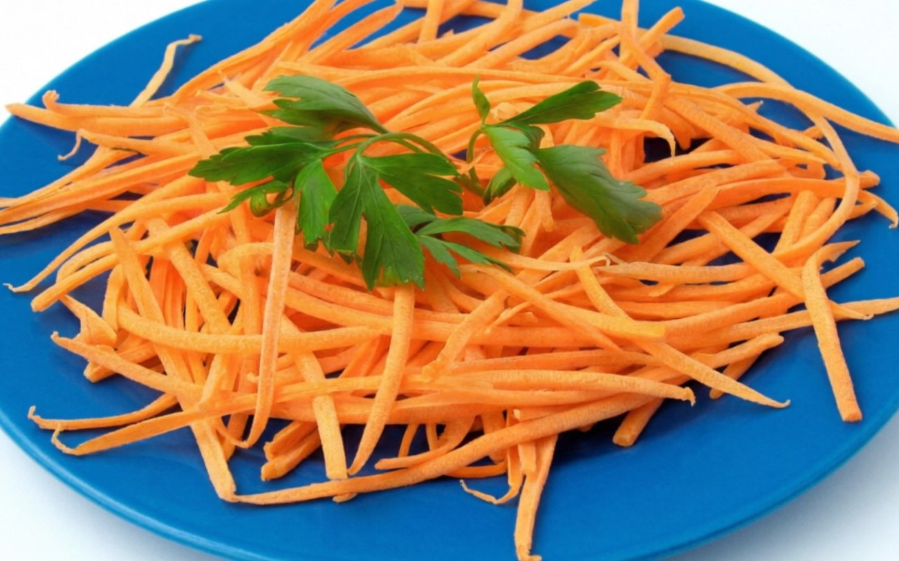 Почему диетолог не советует есть больше одной моркови в день: предупреждение для тех, кто считает этот овощ безвредным