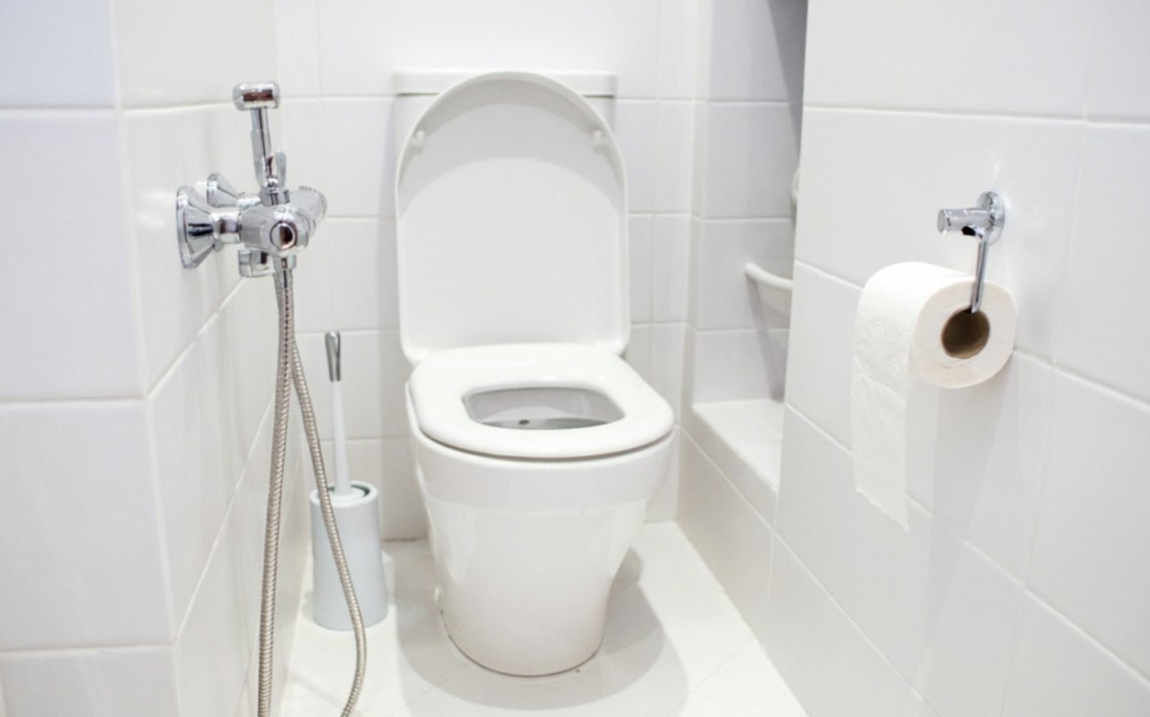 Ржавая полоса в унитазе исчезла после первой же обработки: простая хитрость, которая выручит каждую хозяйку