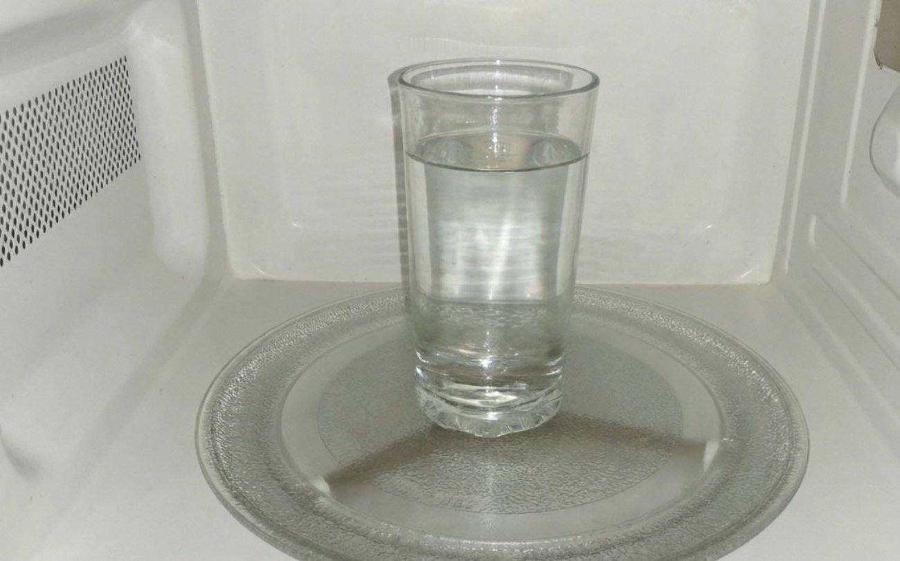 Что происходит, когда кипятишь воду в микроволновке: простое объяснение, которое удивит и заставит задуматься