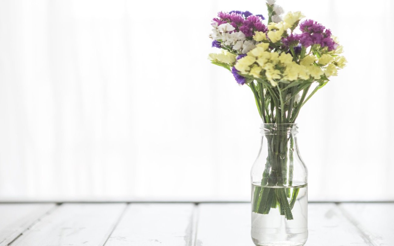 Цветы в вазе не вянут неделями: простая добавка в воду вместо аспирина