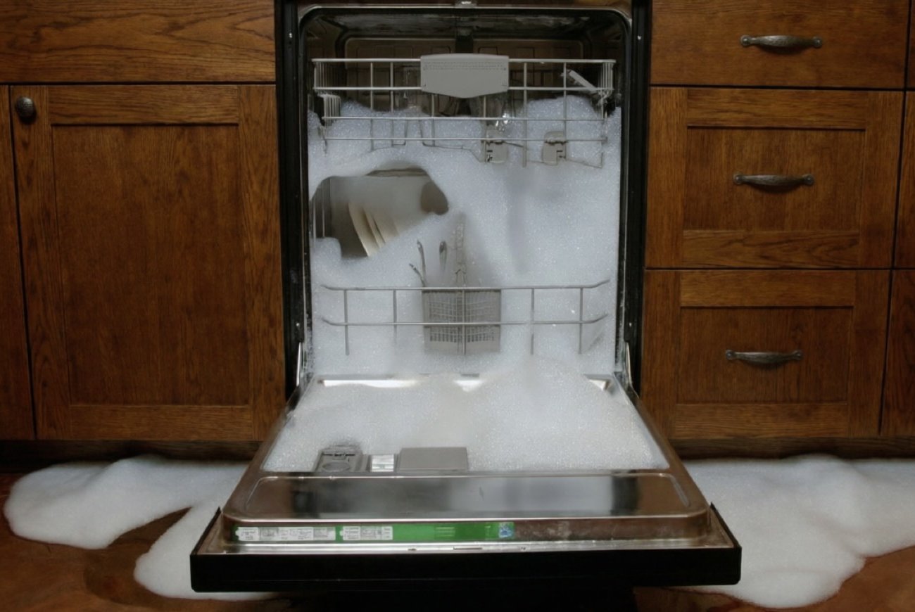 Почему посудомоечная машина течёт и что с этим делать: причины и способы устранения проблемы