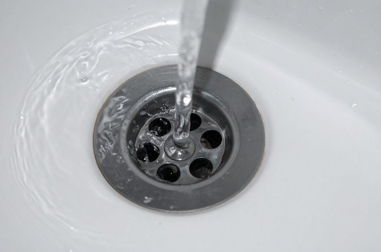 Добавьте в соду один компонент и засор в раковине исчезнет за 10 минут: трубы станут чистыми