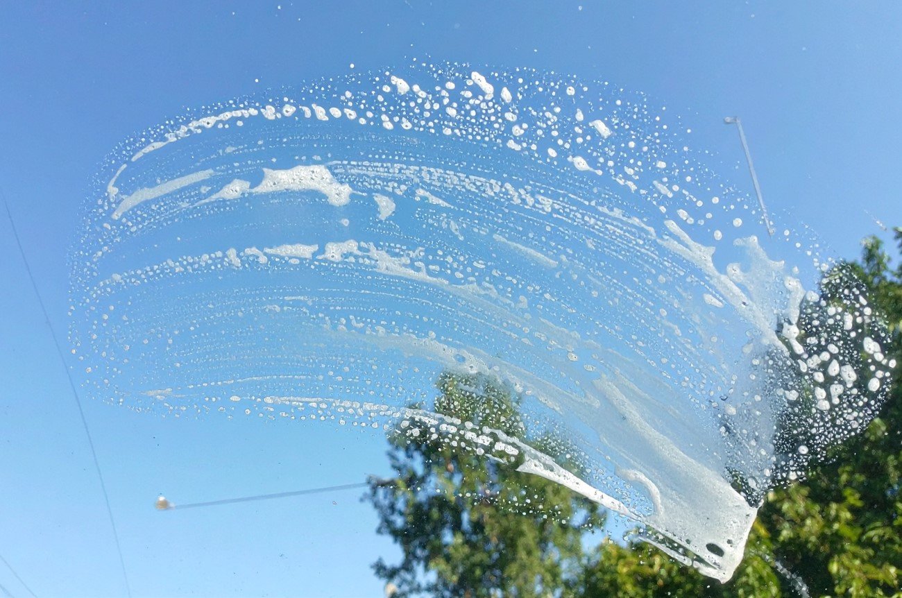 Окна будут сверкать от чистоты всю весну: как избавиться от разводов домашними средствами