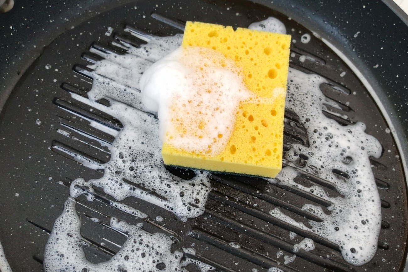 Сковорода-гриль будет как новая: способ отмыть поверхность от нагара без повреждений и затрат