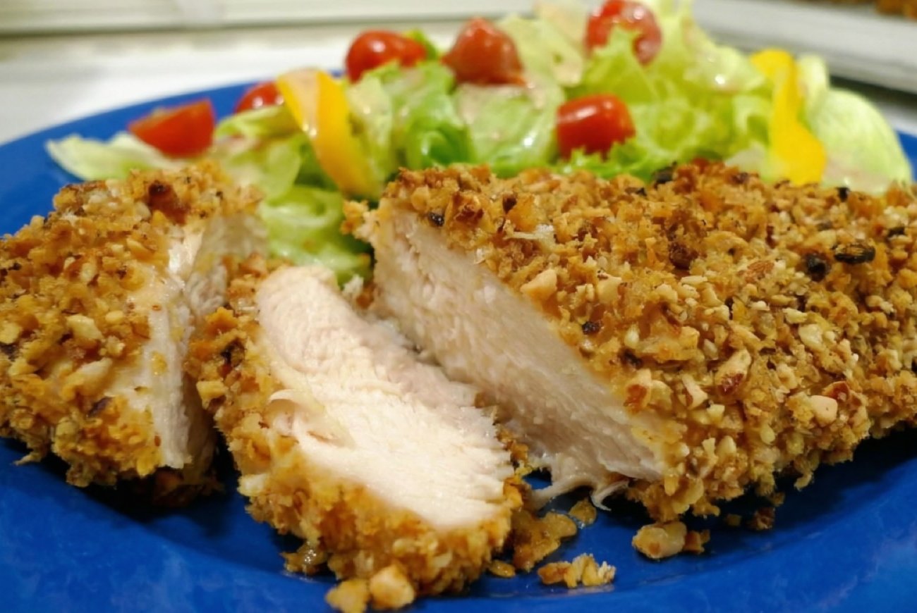 Как запанировать мясо и рыбу без магазинных сухарей: способов с применением орехов