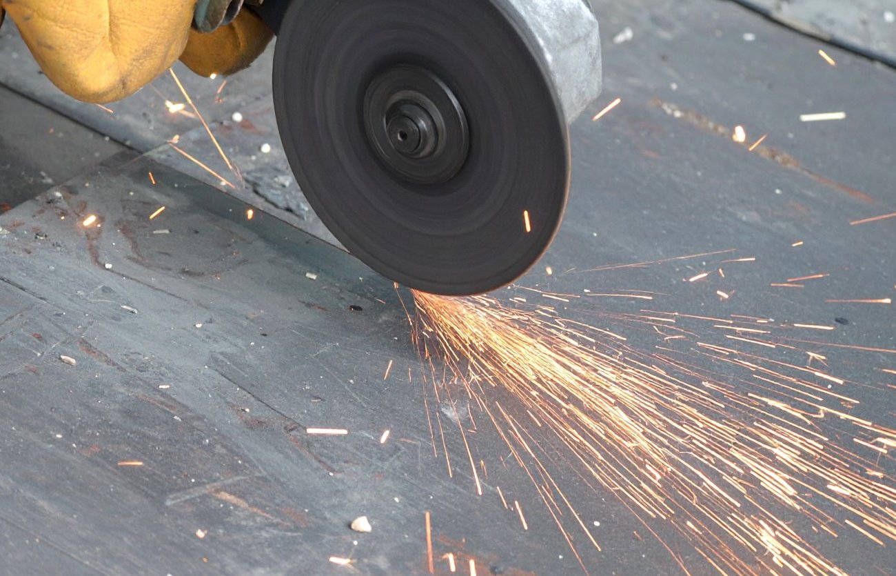 Устанавливаю шлифовальный диск так и работаю без опасений: болгарка будет служить вечно