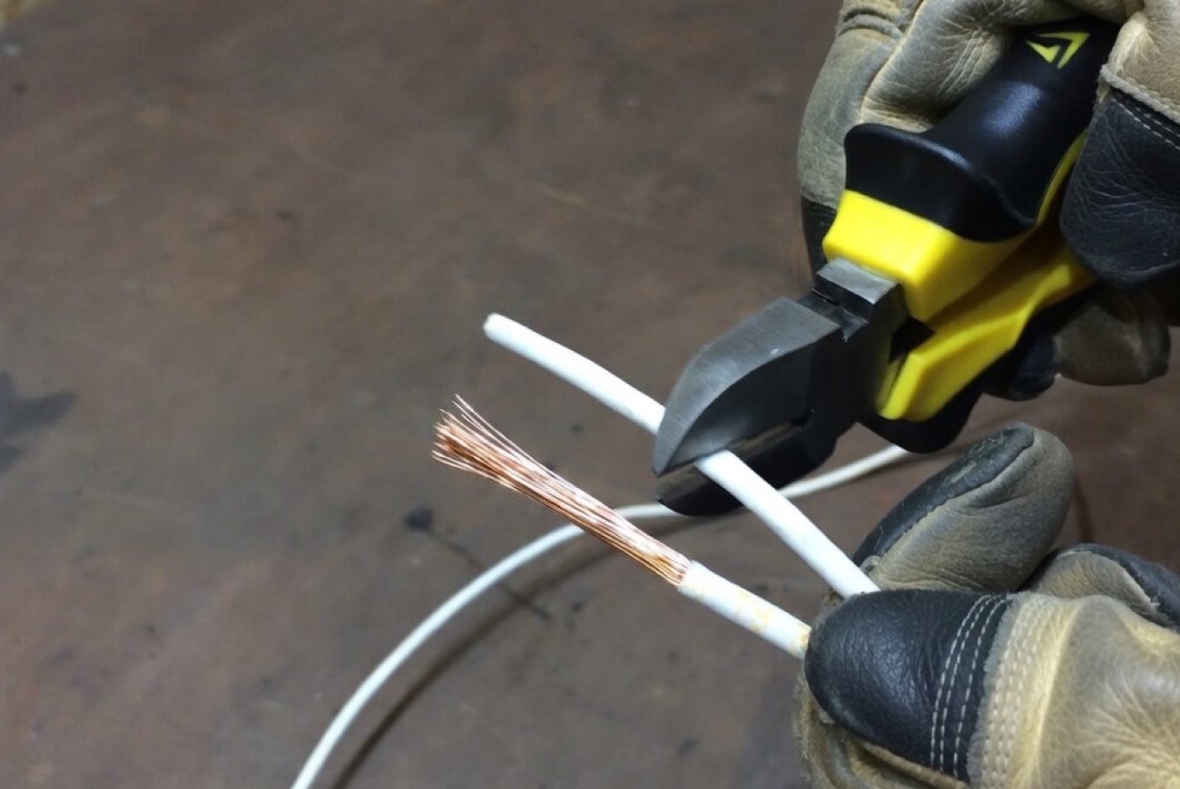 Как зачистить провод быстро и без ошибок: запомните простые способы