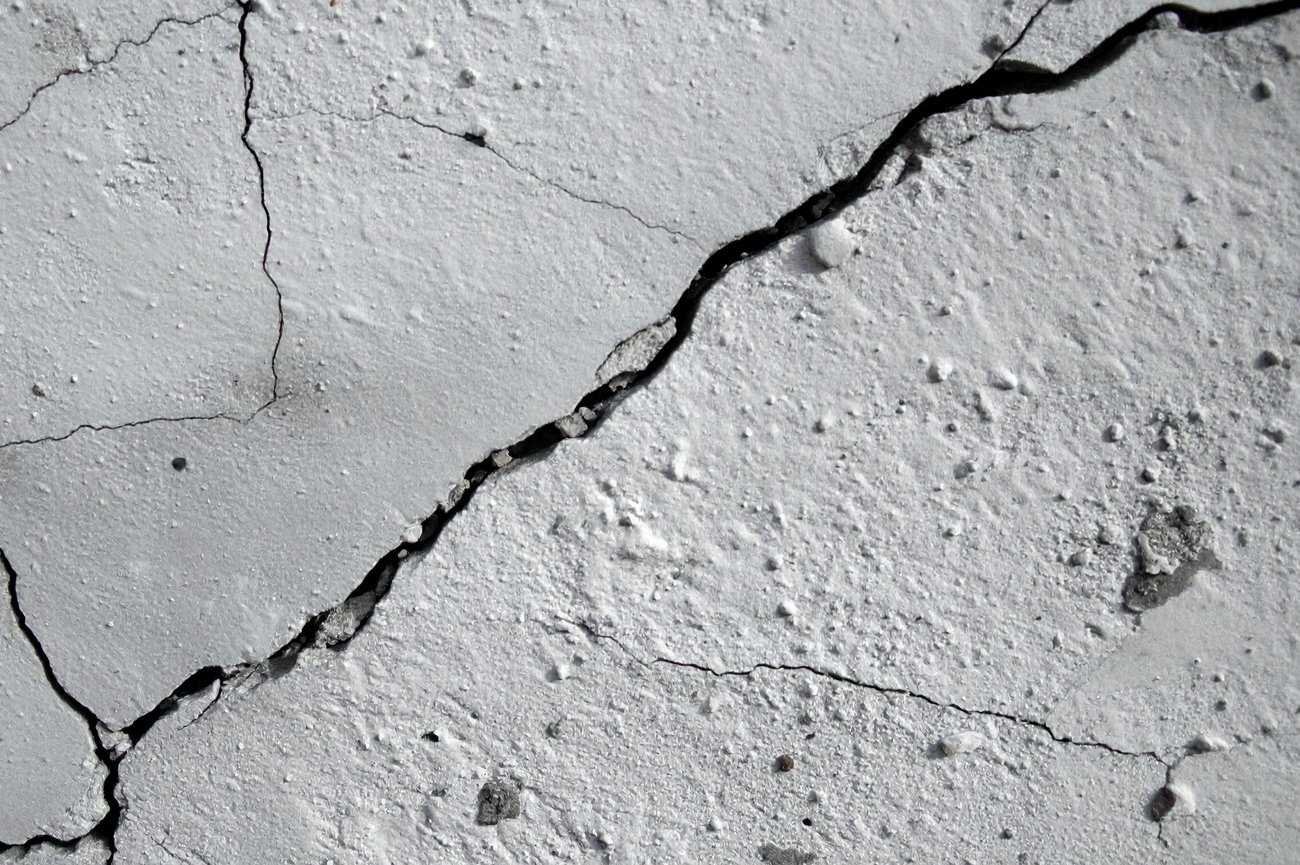 Как быстро замаскировать трещины на стенах: способ без лишних затрат и вызова мастера