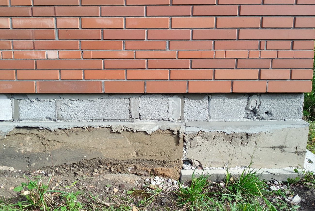 Фундамент будет стоять веками и не разрушится: как надолго защитить основание дома
