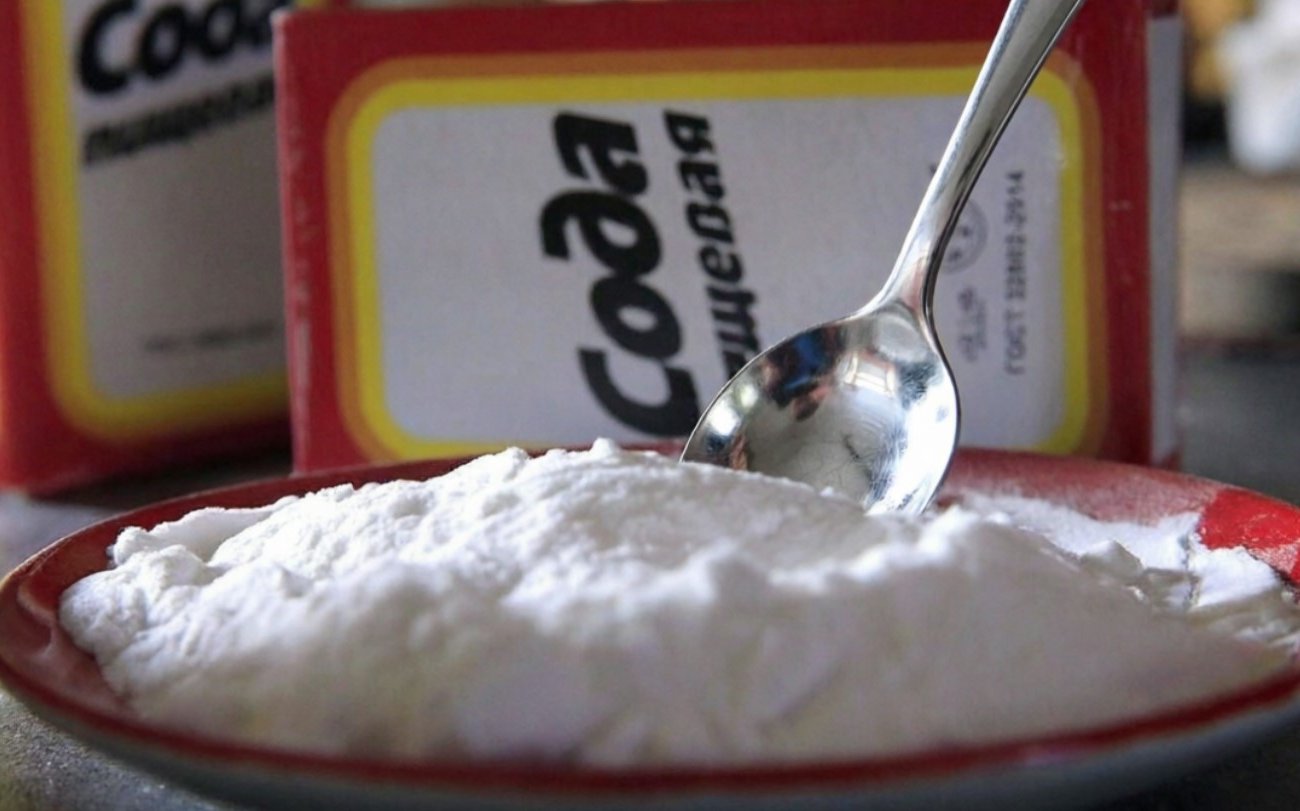 Запах в холодильнике исчезнет за ночь: копеечный способ с обычным кухонным средством