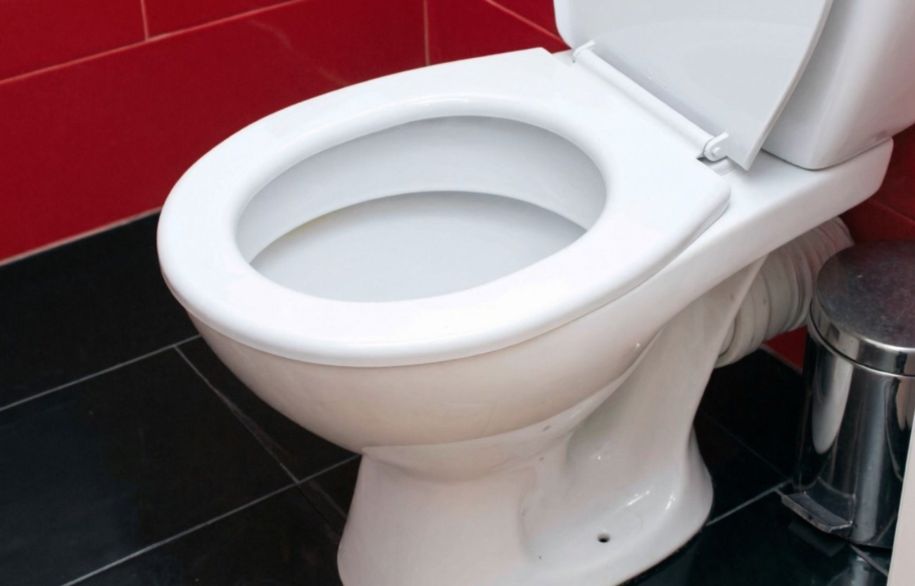 Мочевой камень и ржавчина в унитазе исчезнут за час: запомните этот быстрый и простой способ очистки