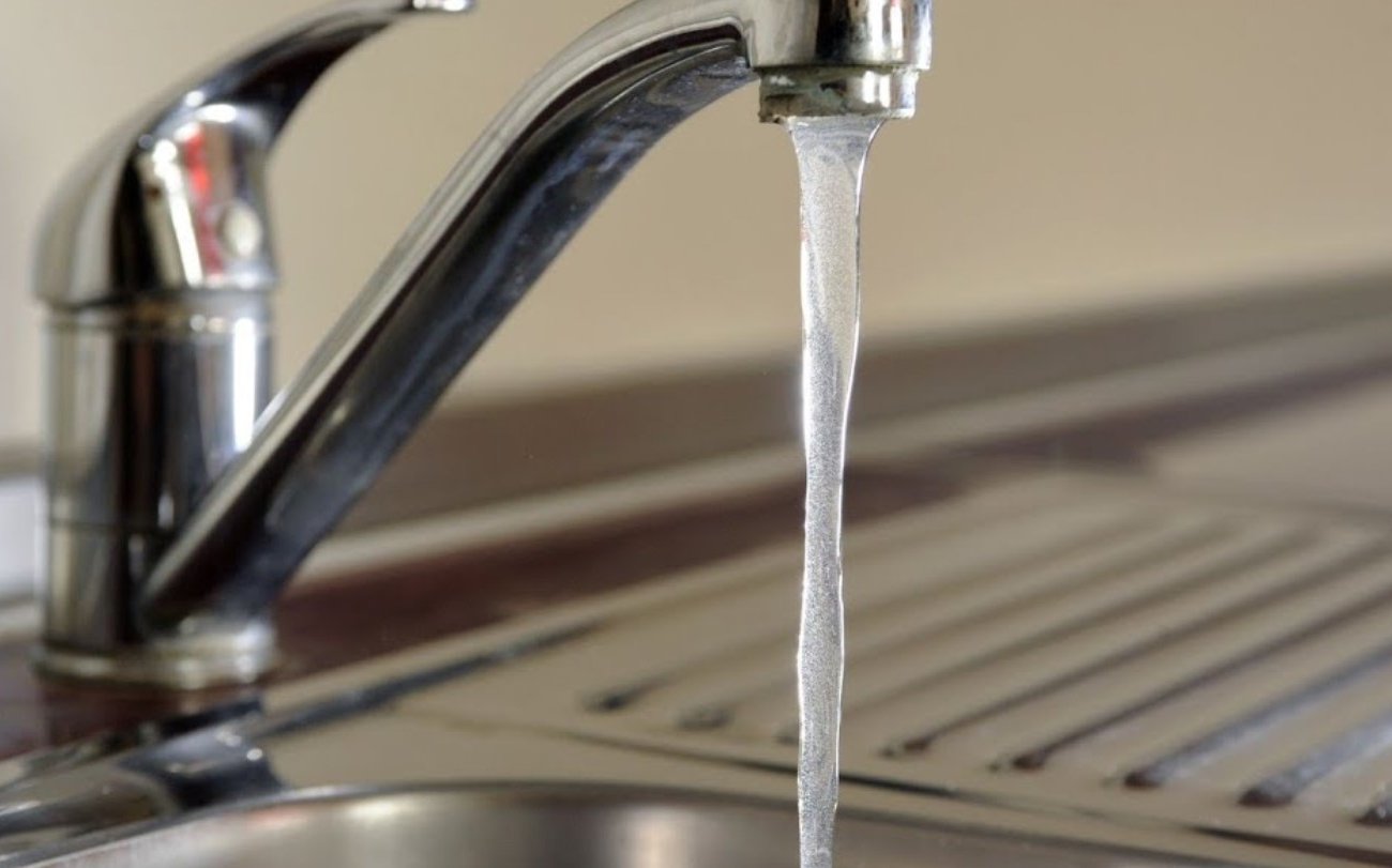 Как очистить водопроводную воду до артезианской чистоты: простые действия, о которых знают единицы