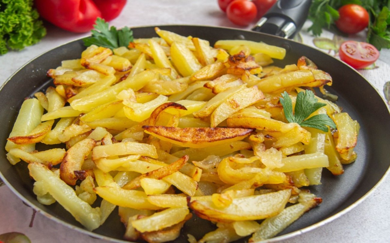 Почему нельзя мешать картошку лопаткой при жарке: простая ошибка, которую совершают большинство хозяек