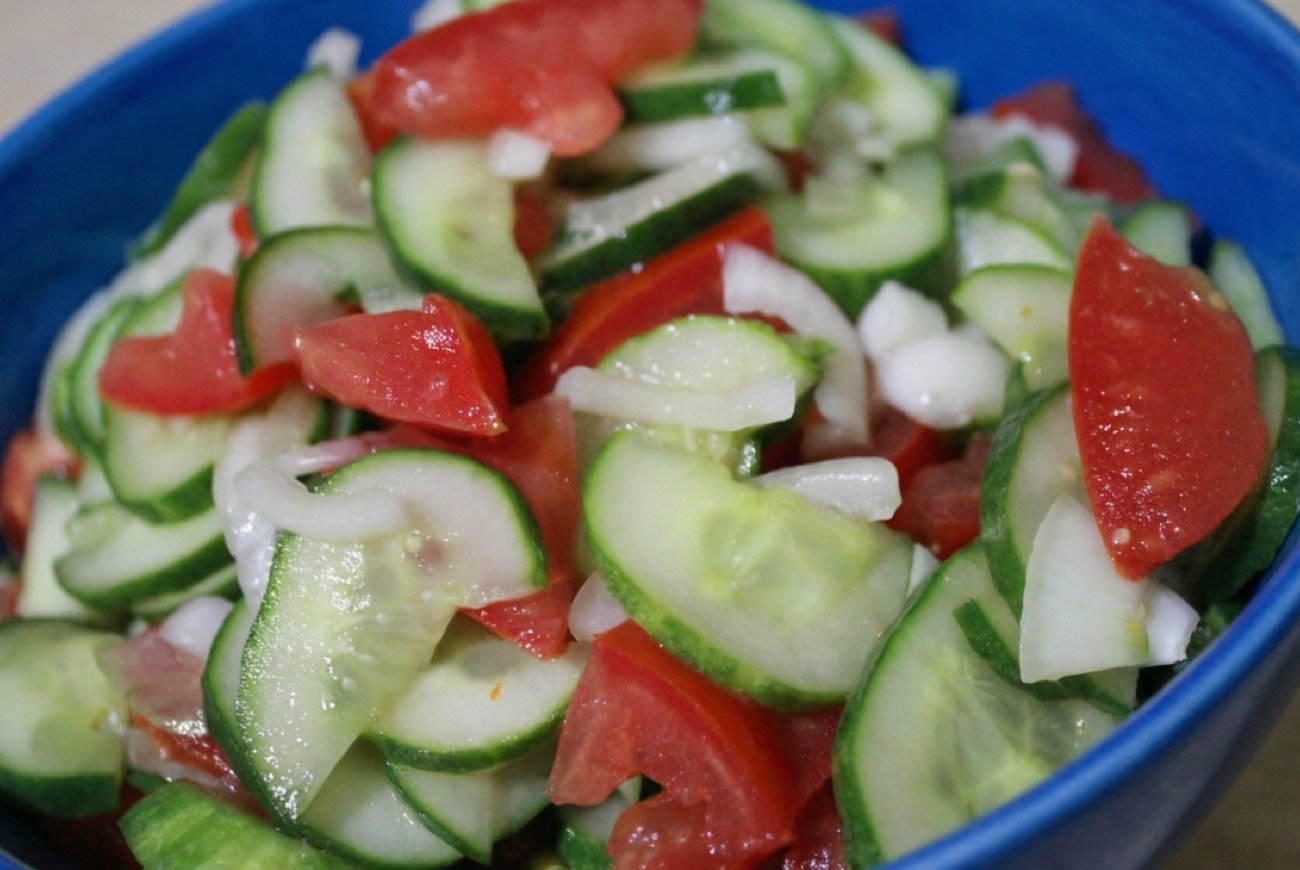 Почему огурцы и помидоры нельзя смешивать в одном салате: простое объяснение, о котором многие не знают