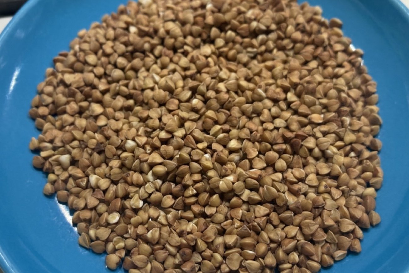 Почему опытные хозяйки не выбрасывают просроченную гречку: неожиданное применение просроченного продукта