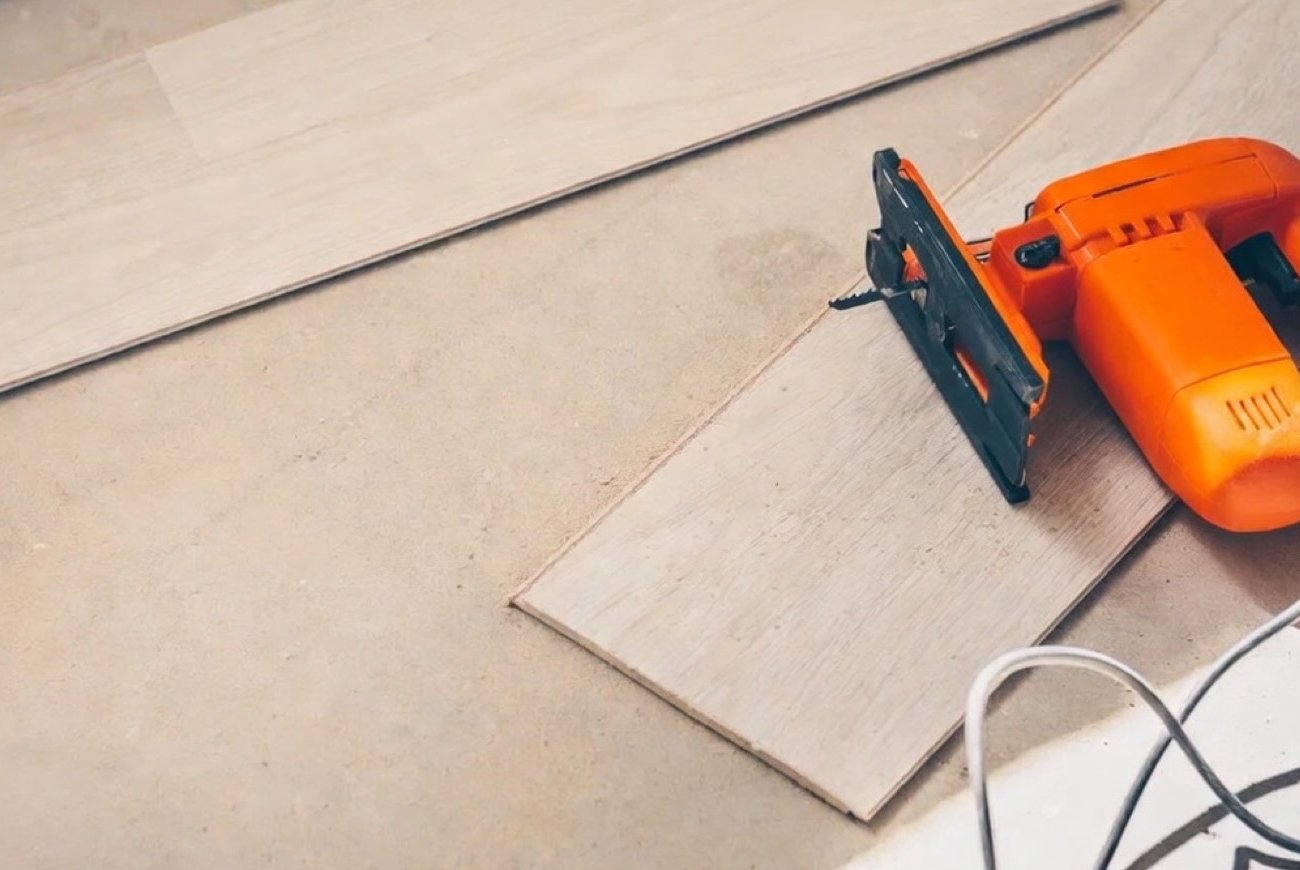 Как резать ПВХ-панели без сколов и трещин: мастер показал простой способ