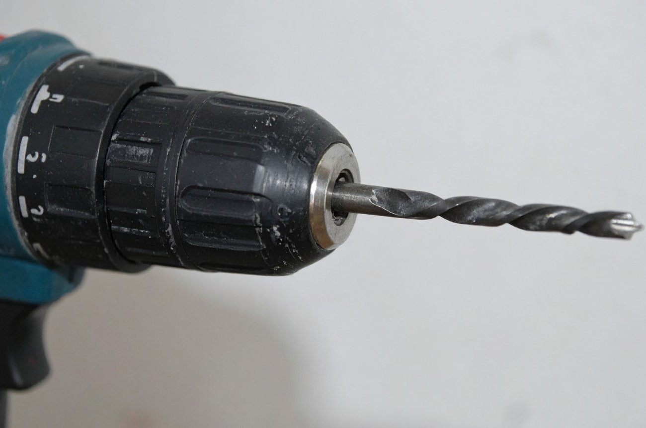 Как просверлить толстый металл без станка: хитрость с керамическим сверлом, о которой не знают 90% мастеров