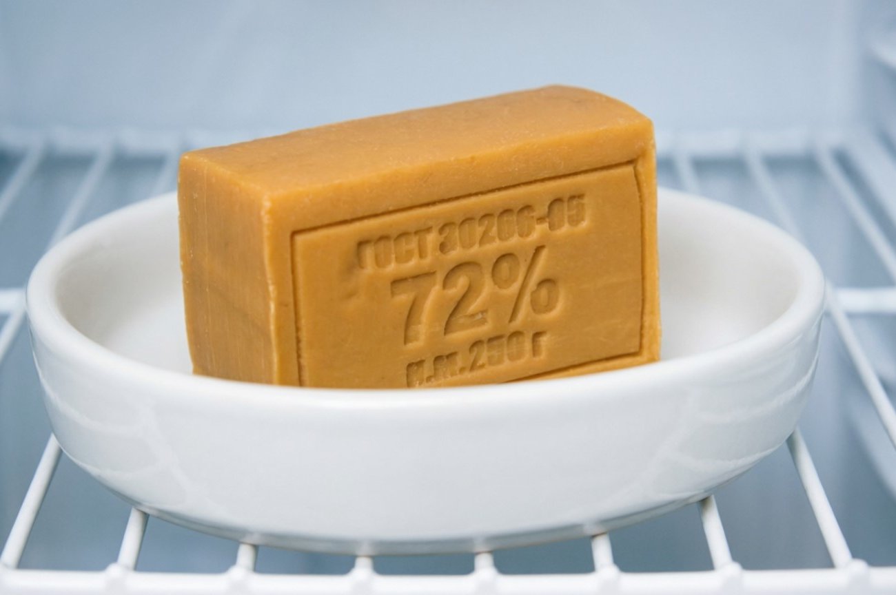 Почему советские хозяйки держали мыло в морозилке: экономный трюк, который работает до сих пор