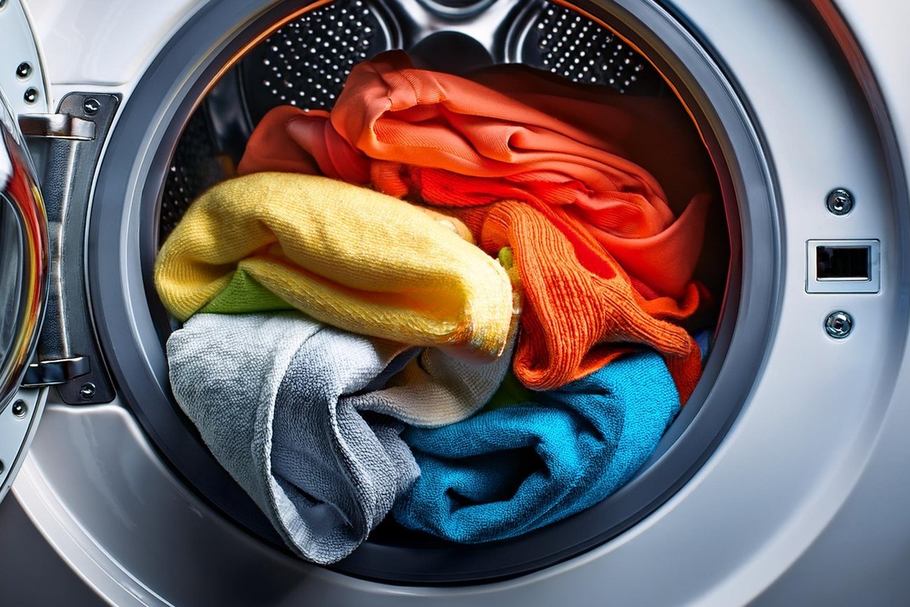 Как правильно стирать, чтобы не потерять цвет: запомните и ваши вещи никогда не превратятся в тряпки