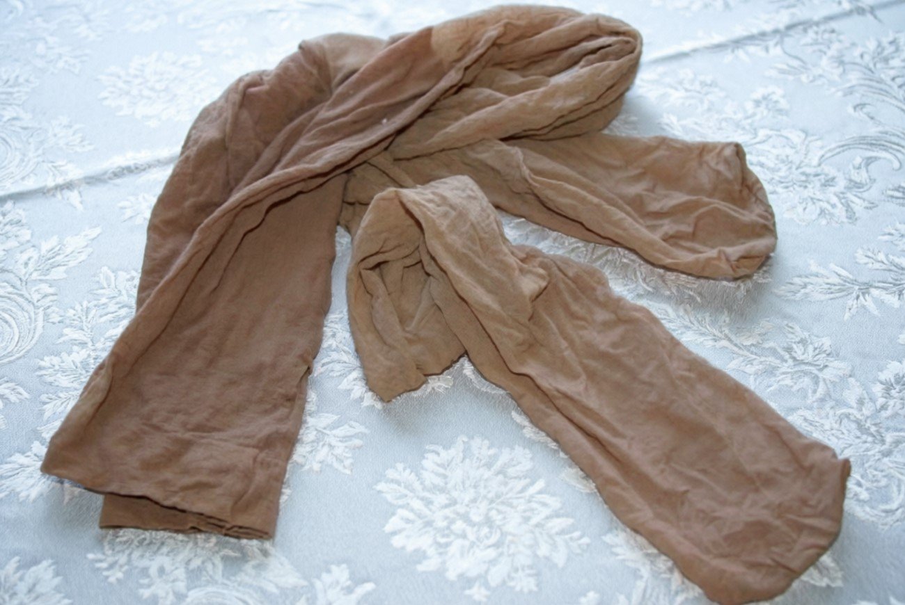 Как использовать старые колготки повторно: 7 полезных способов использования в быту