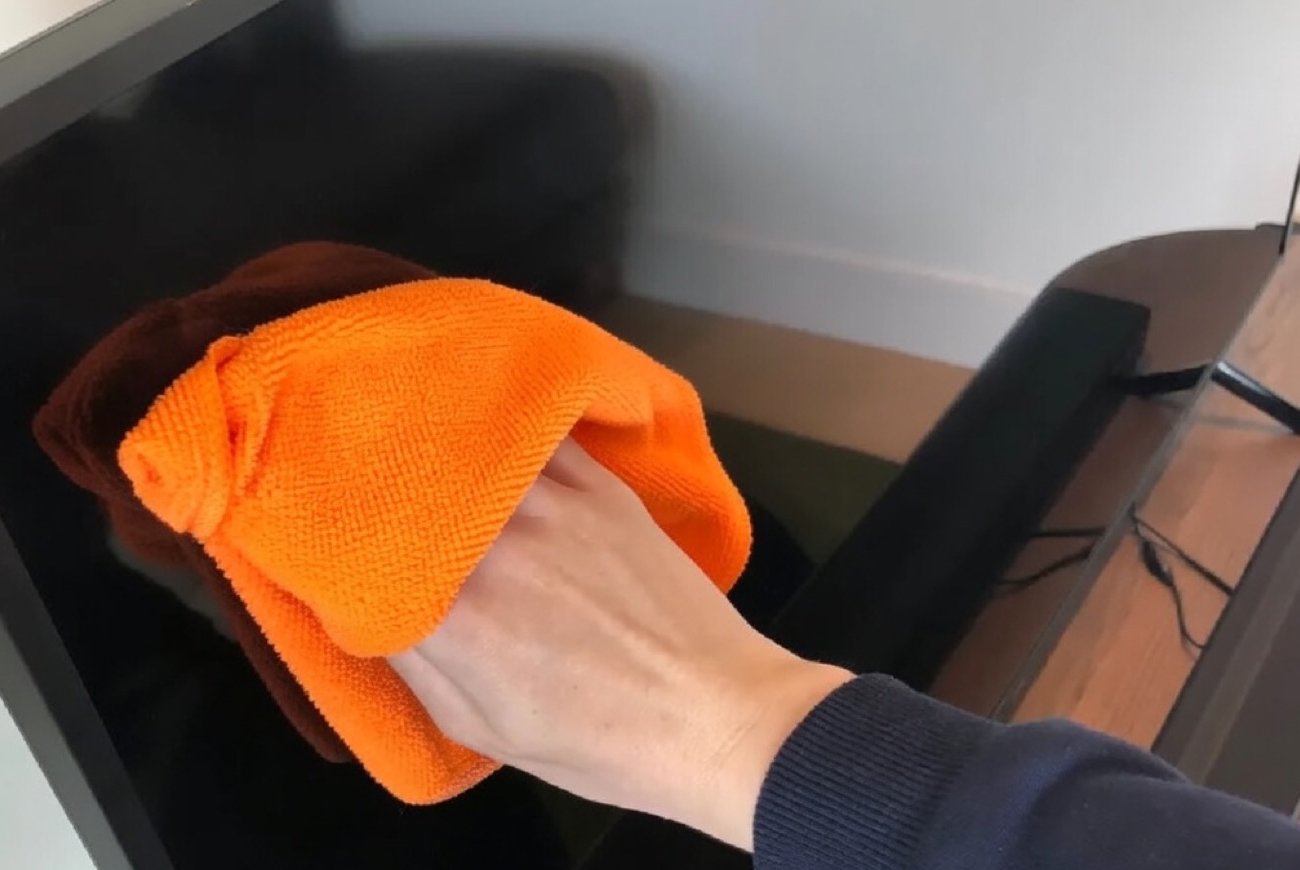 Пыль на телевизоре больше не появляется каждый день: запомните этот быстрый способ защиты экрана