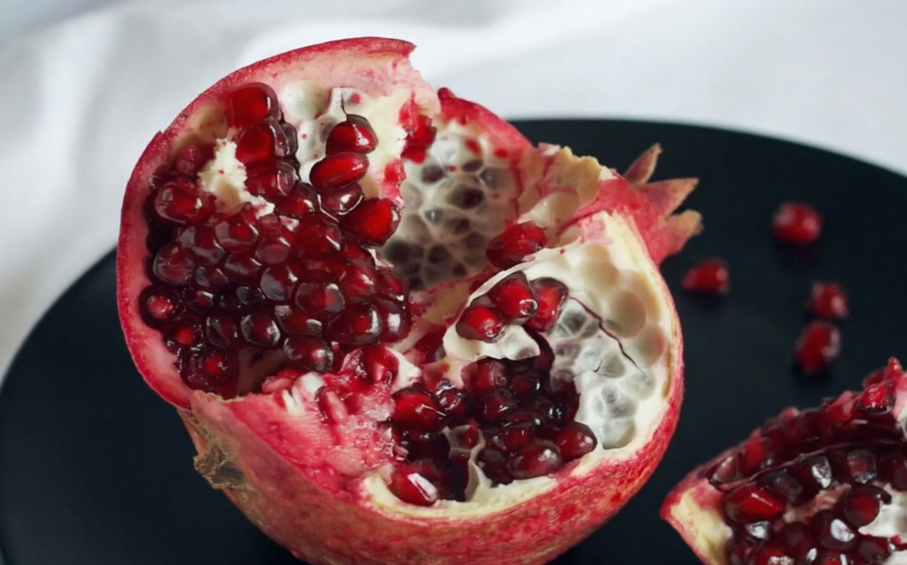 С косточками или без: диетолог объяснил, как правильно есть гранат