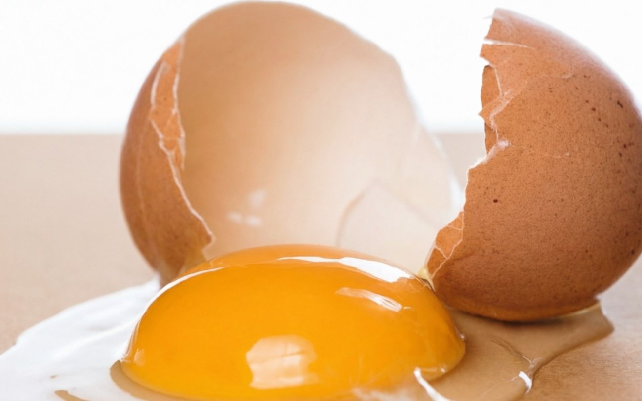 Почему опытные повара никогда не разбивают яйца о край посуды: все дело в бактериях на скорлупе