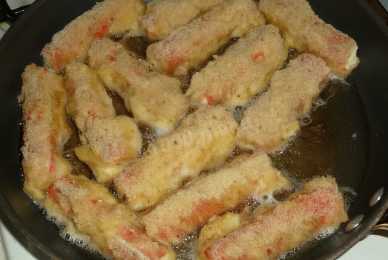 Обычные крабовые палочки в блюдах станут вкуснее в два раза: запомните способ с жаркой