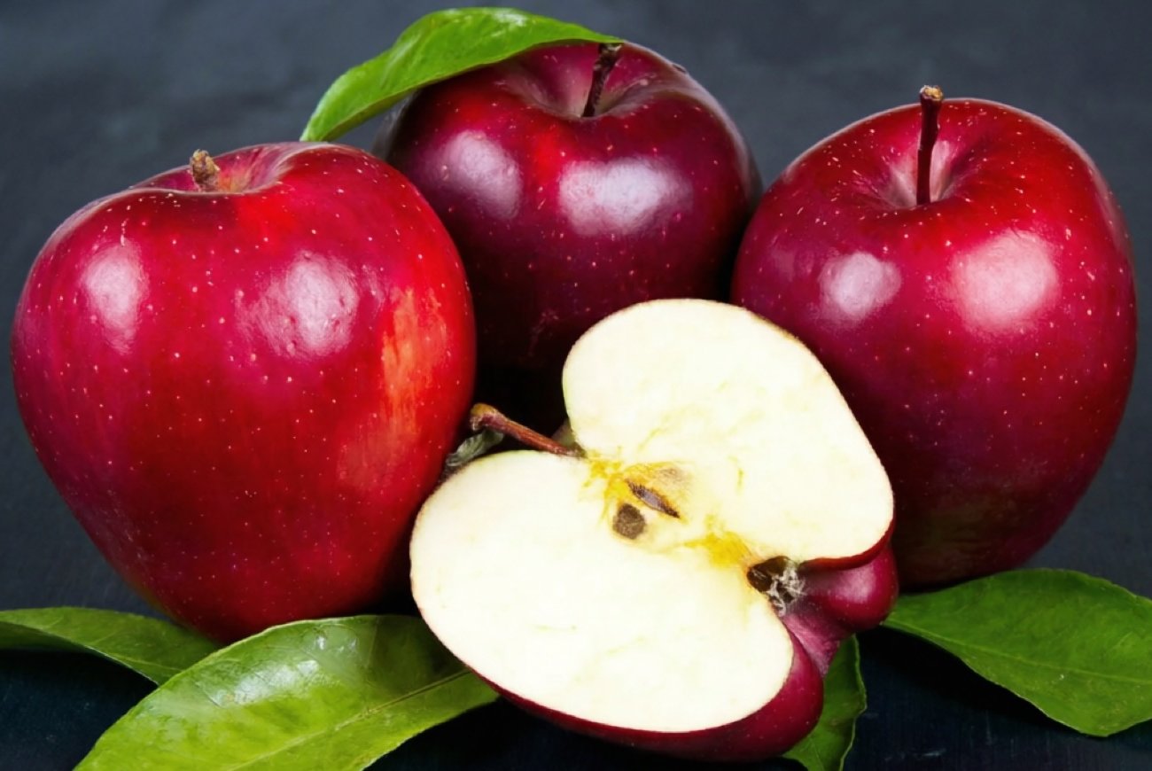 Яблоки из магазина станут безопасными за минуту: быстрый способ избавиться от воска и налета
