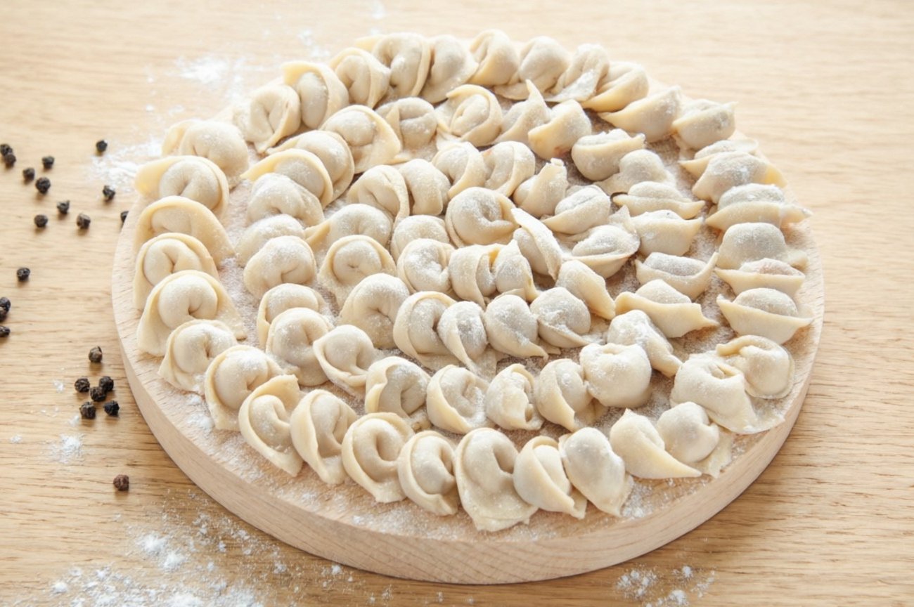 Тесто для пельменей будет нежнее и эластичнее: чем заменяют холодную воду ресторанные повара