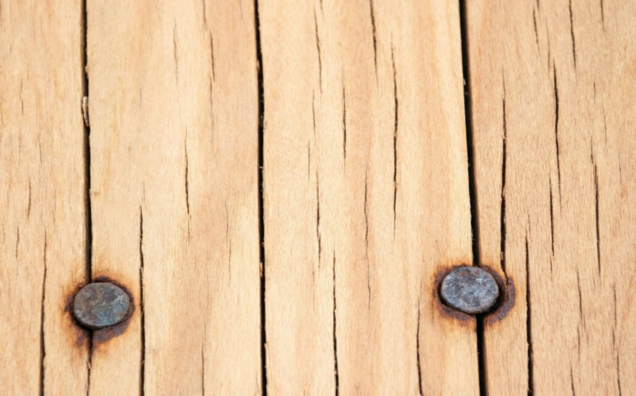 Как вытащить гвоздь из доски без порчи материала: копеечные способы своими руками