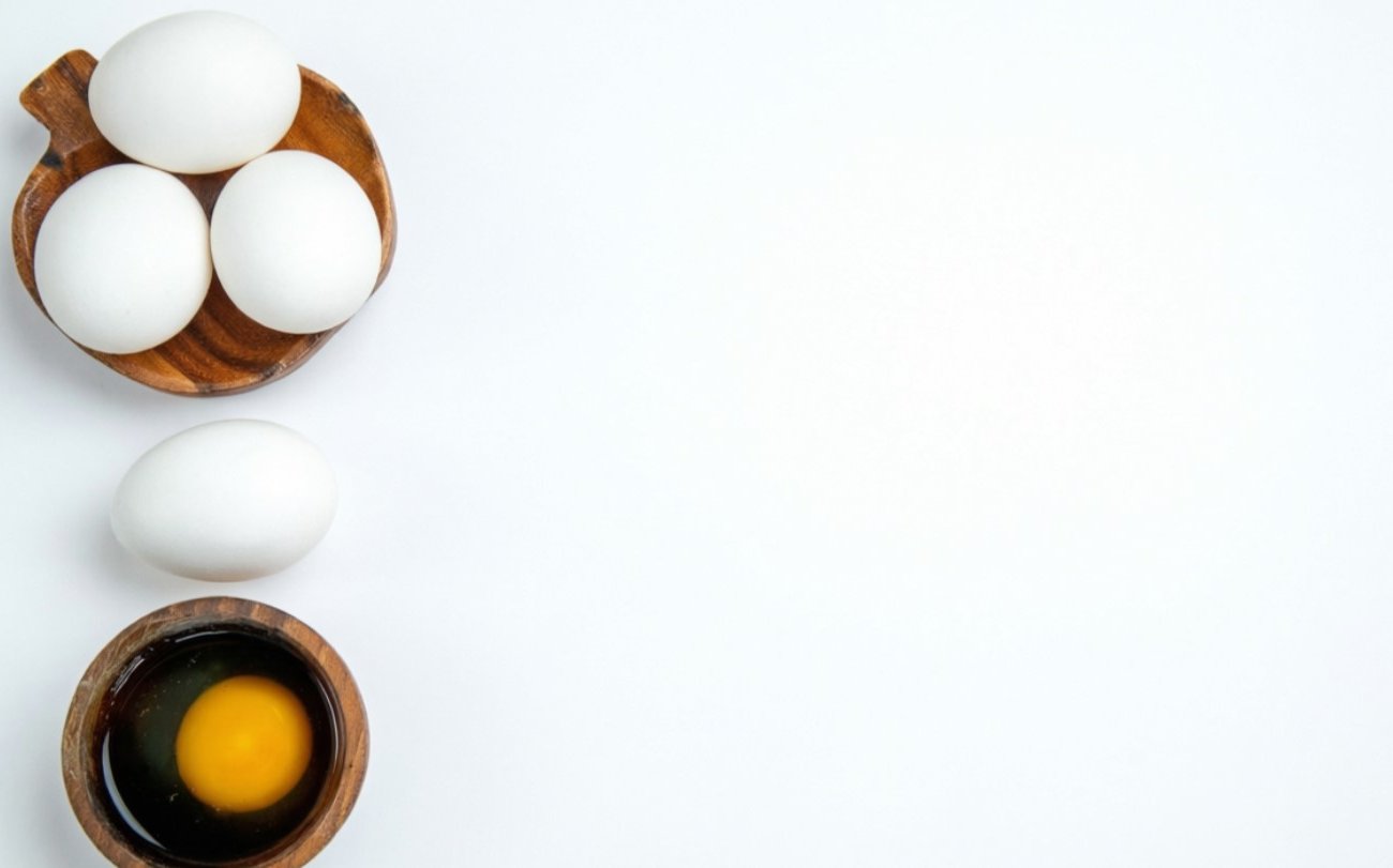 Зачем опытные хозяйки замораживают варёные яйца: неожиданный способ хранения, о котором мало кто знает