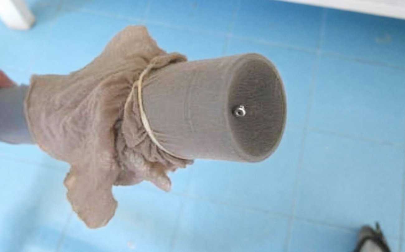 Зачем надевать старый носок на щётку пылесоса: простой лайфхак, который оценит каждая хозяйка