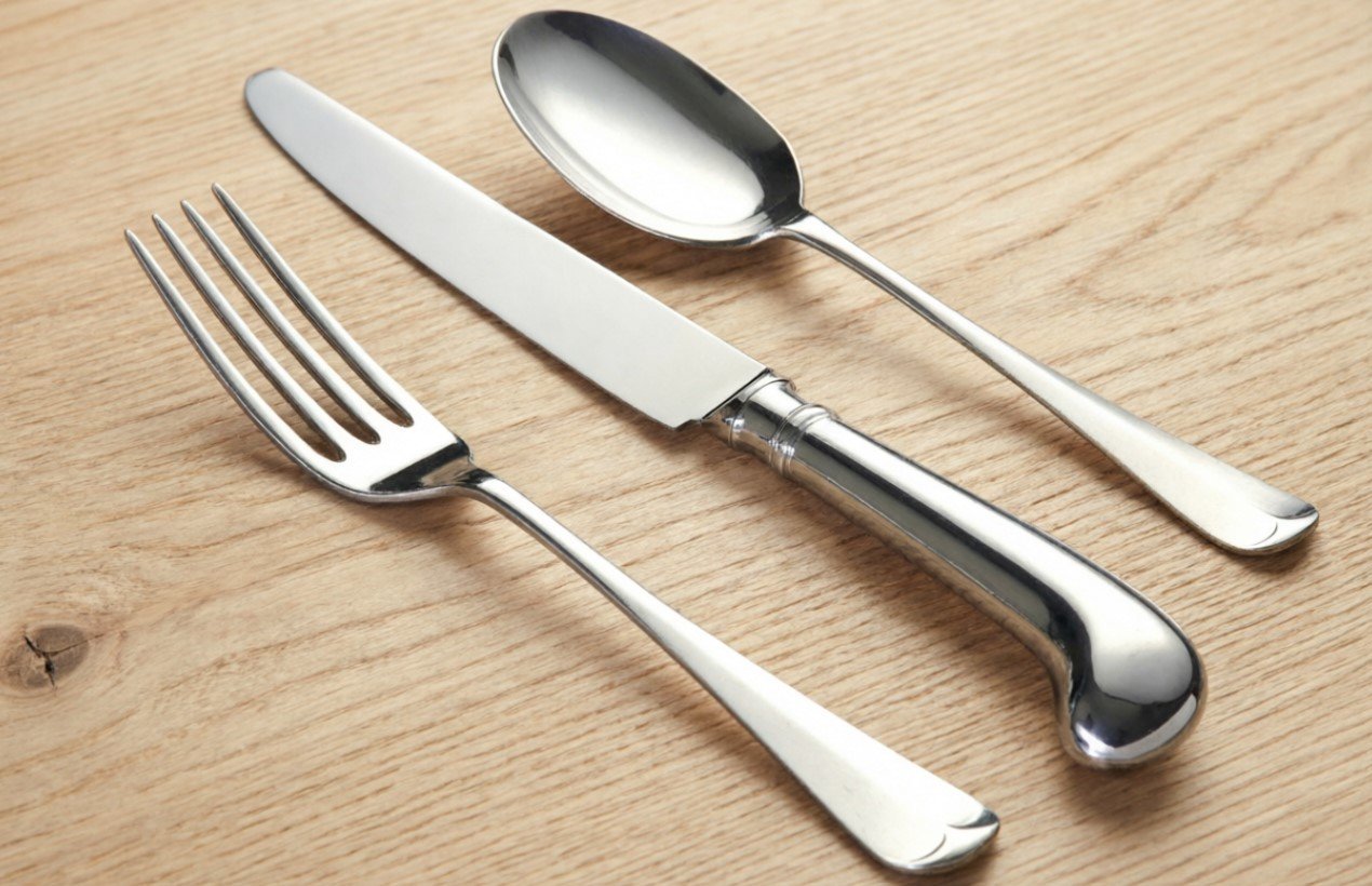 Как не допустить потемнения столовых приборов: быстрые способы вернуть металлу заводской блеск без царапин