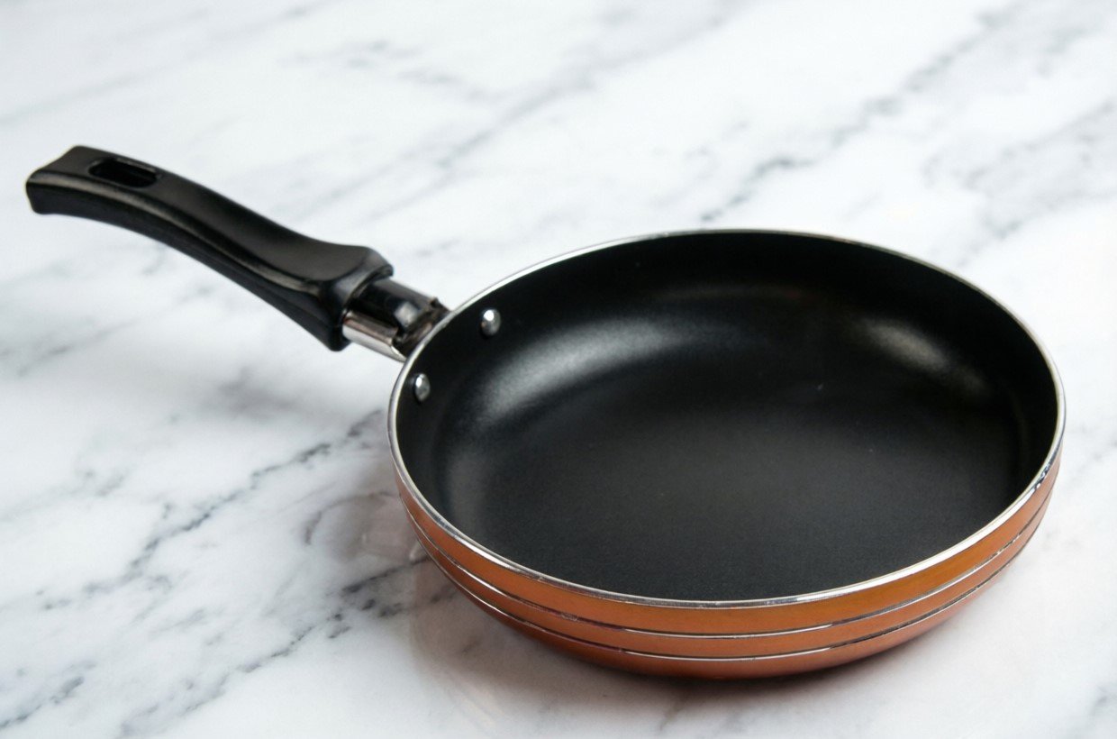Тефлоновая сковорода будет как новая: быстрый способ очистки без химии и повреждения покрытия