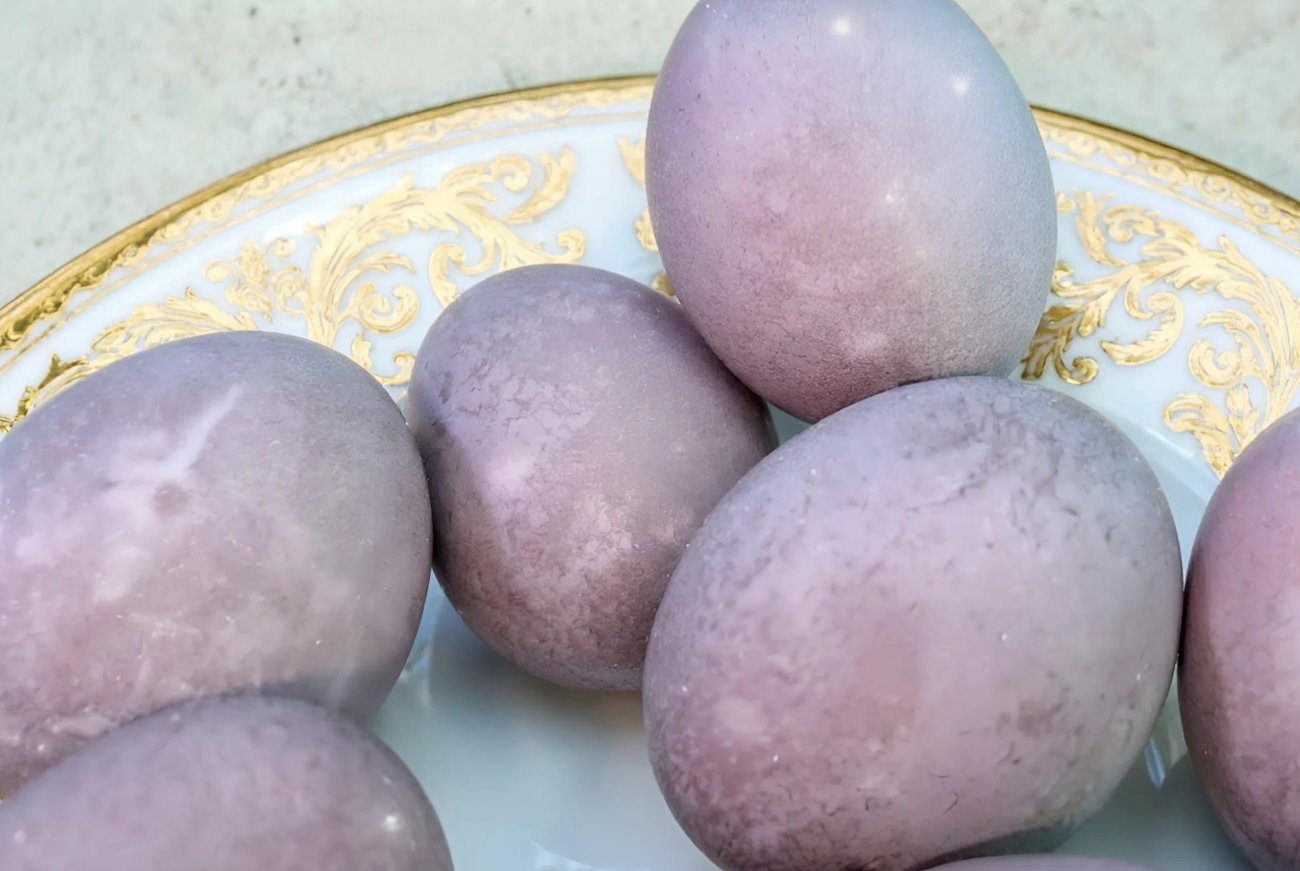 Пасхальные яйца будут изумительного пудрового цвета с эффектом мерцания: секрет окрашивания в розовом вине
