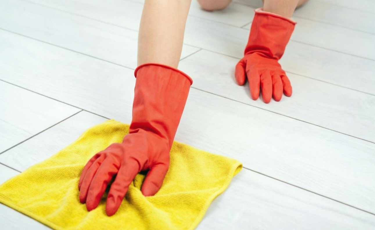 Дом будет пахнуть свежестью несколько дней: что добавить в воду перед мытьем полов