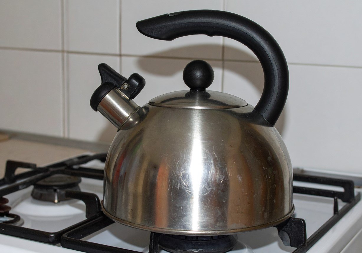 Почему нельзя кипятить воду дважды: реальная угроза или преувеличение?