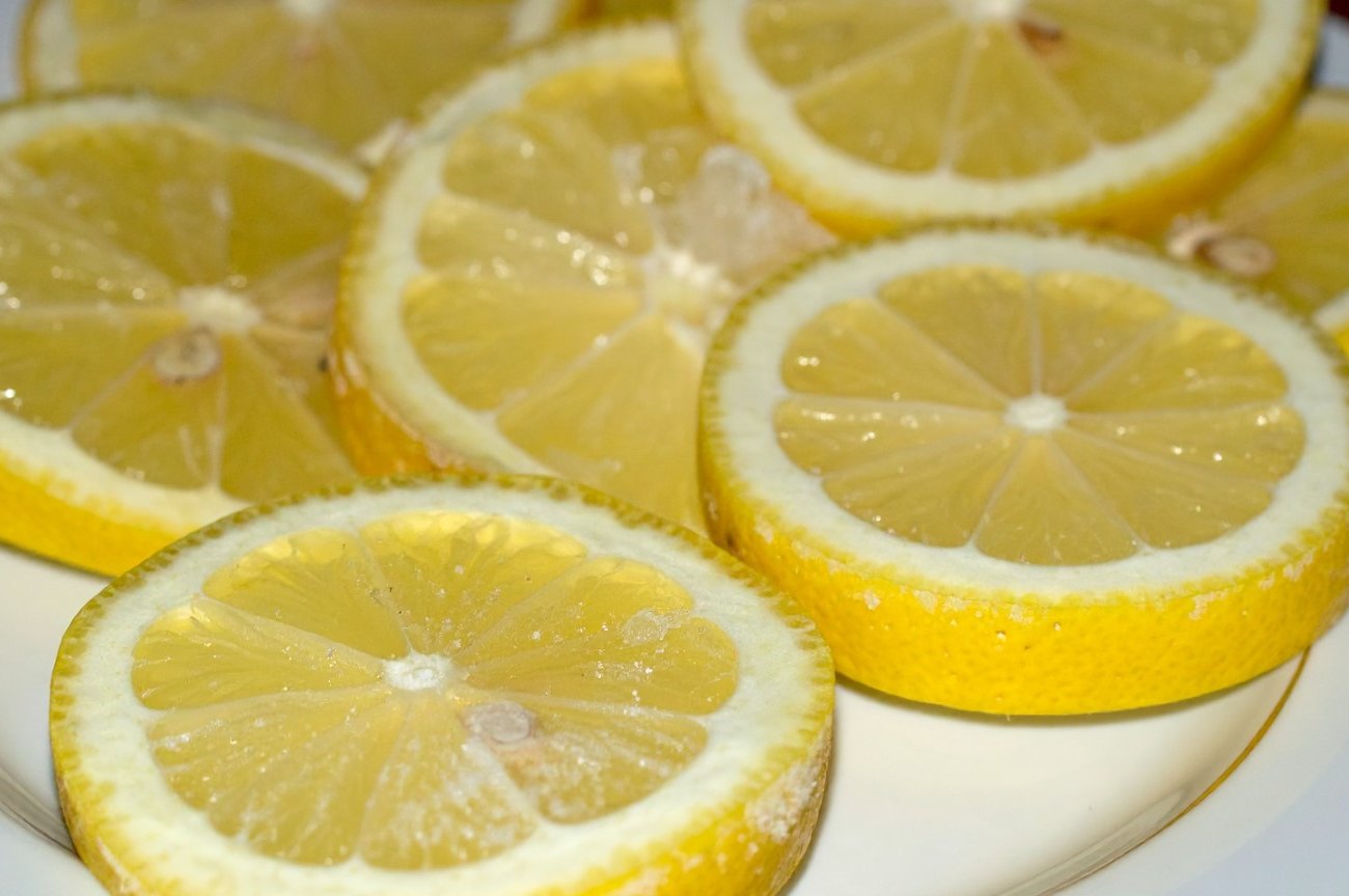 Как сохранить разрезанный лимон свежим: запомните проверенный метод хранения