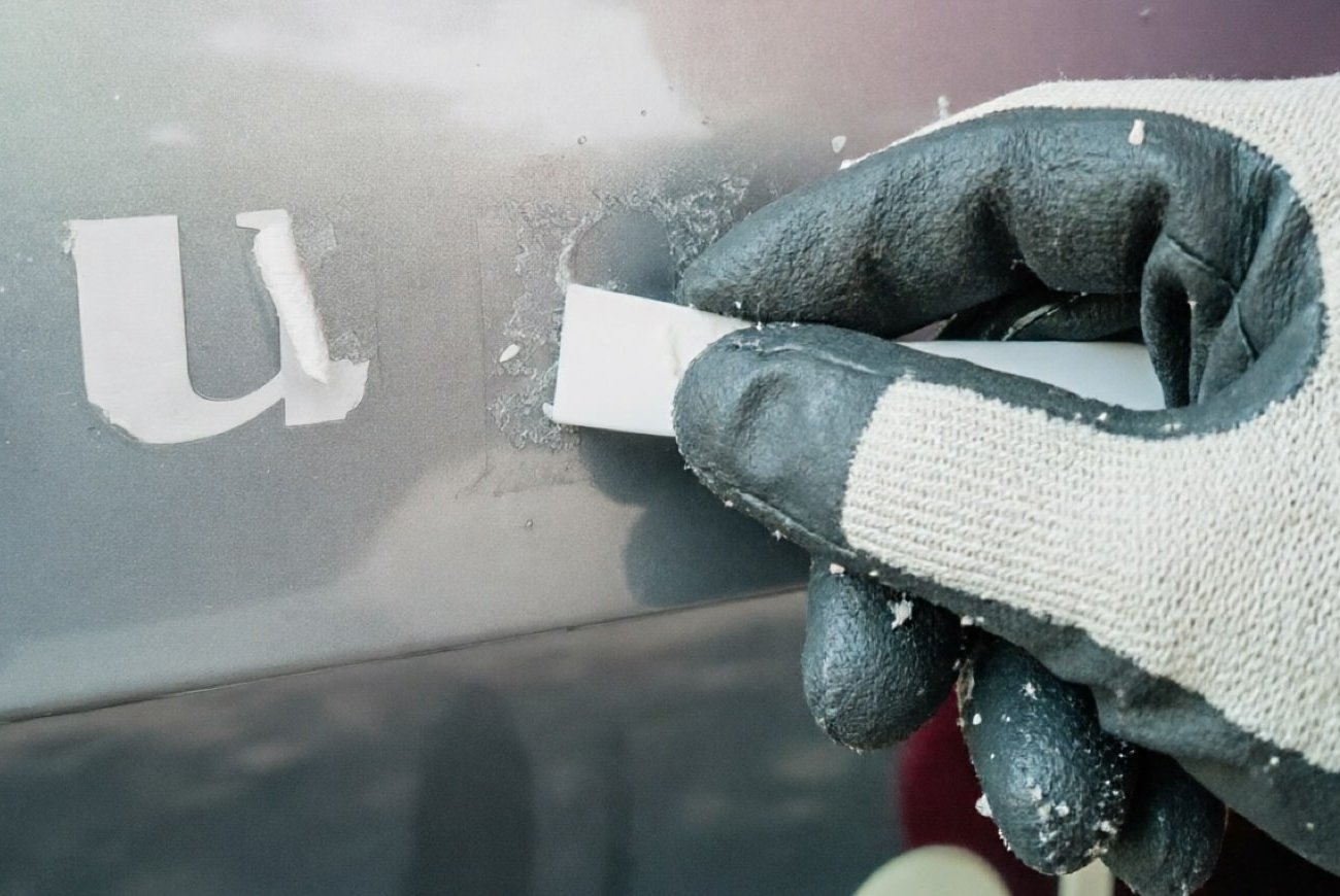 Как убрать клей от наклеек со стекла и пластика за минуту: быстрый домашний способ