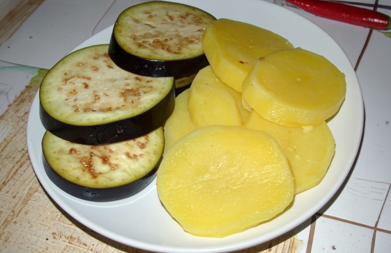 Нарезанные овощи больше не потемнеют: поместите в воду с этой добавкой и цвет свежести сохранится