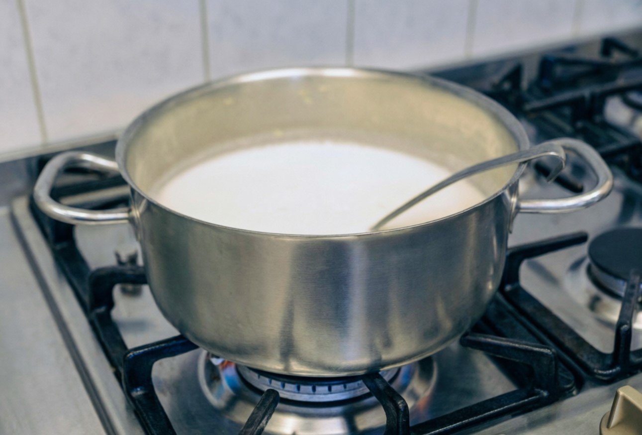 Молоко больше не будет убегать из кастрюли при кипении: метод защиты от опытных хозяек