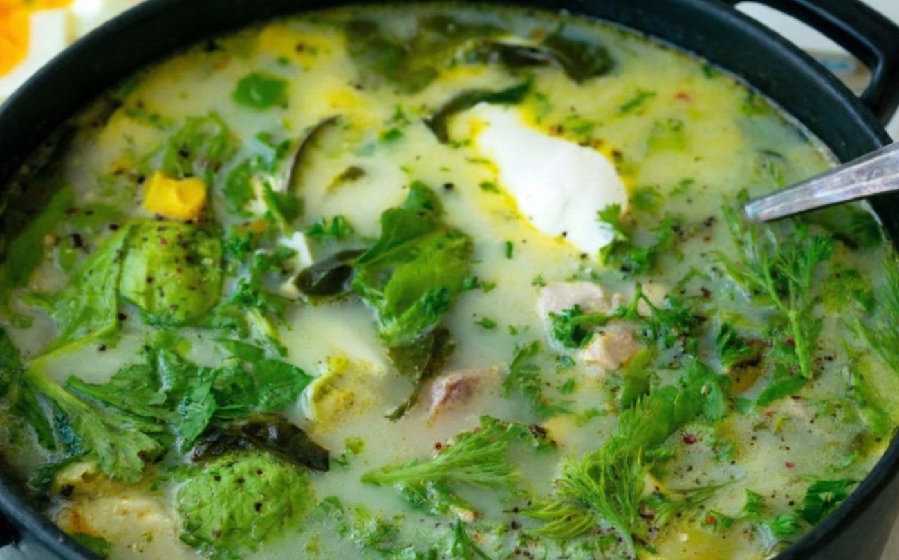 Как сохранить цвет зелени в супе без лишних хлопот: простая хитрость опытных кулинаров