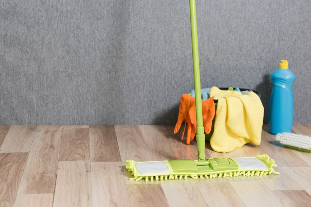 Как сохранить свежесть пола на неделю: простой рецепт с уксусом и эфирными маслами