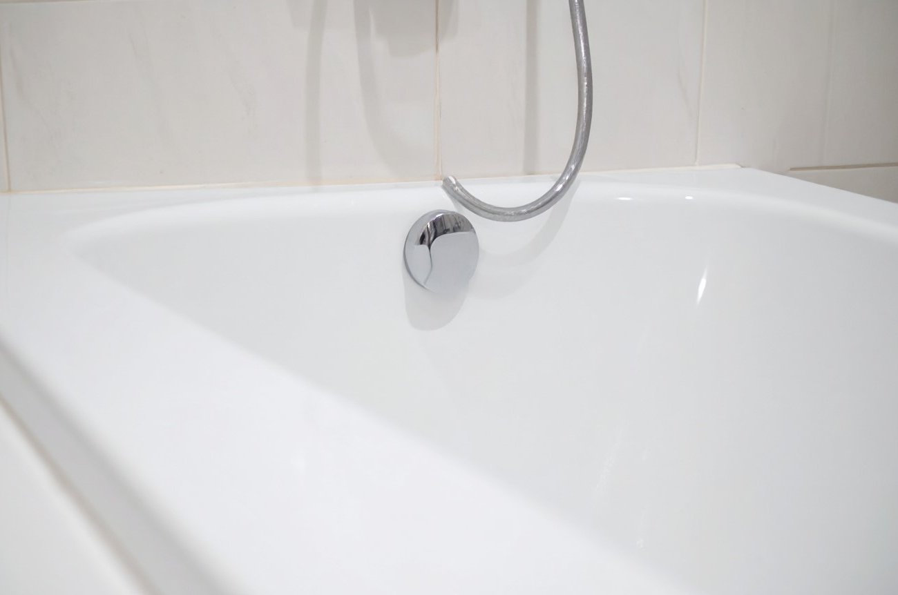 Как отмыть известковый налет в ванной за 2 минуты: быстрый метод с домашними средствами