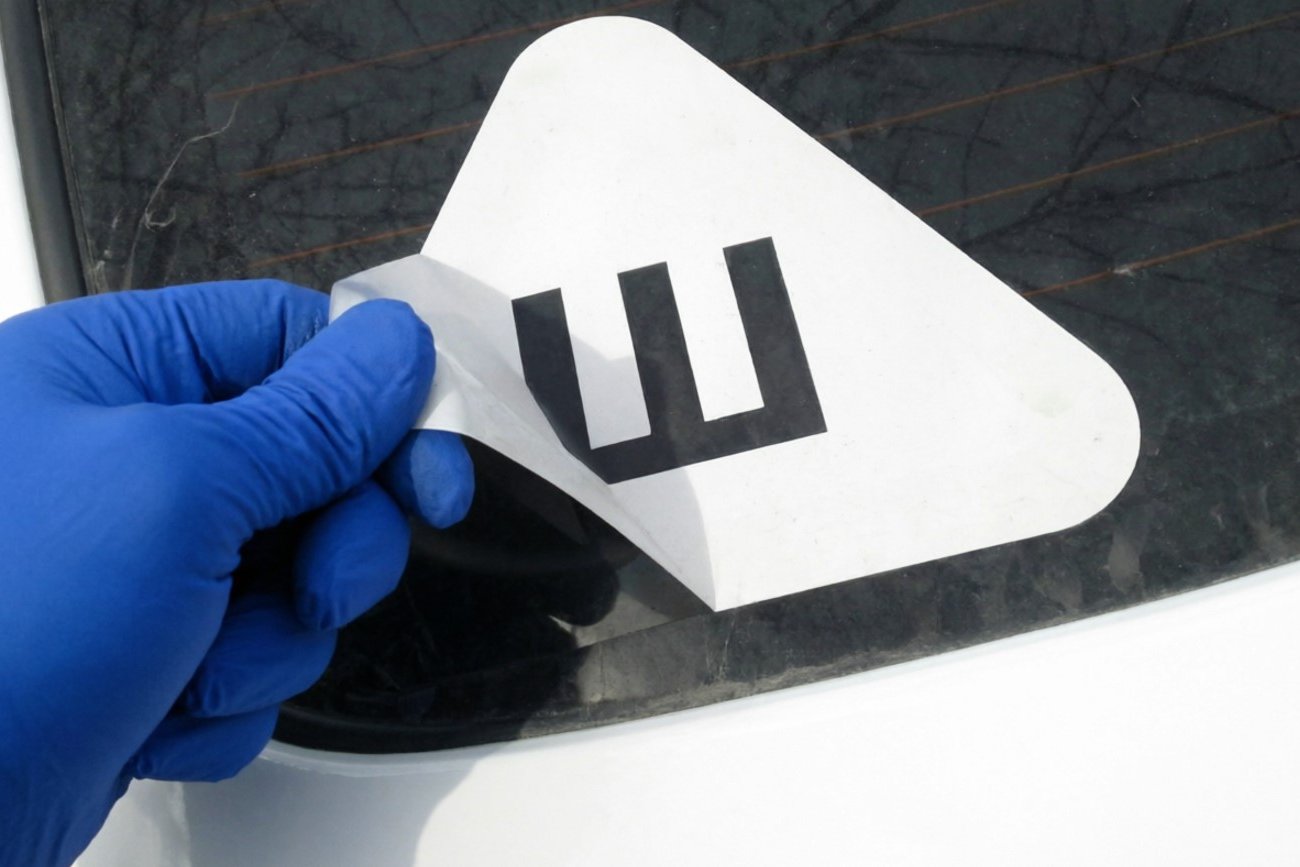 Как удалить наклейку без следов: простое средство из аптечки спасёт любую поверхность