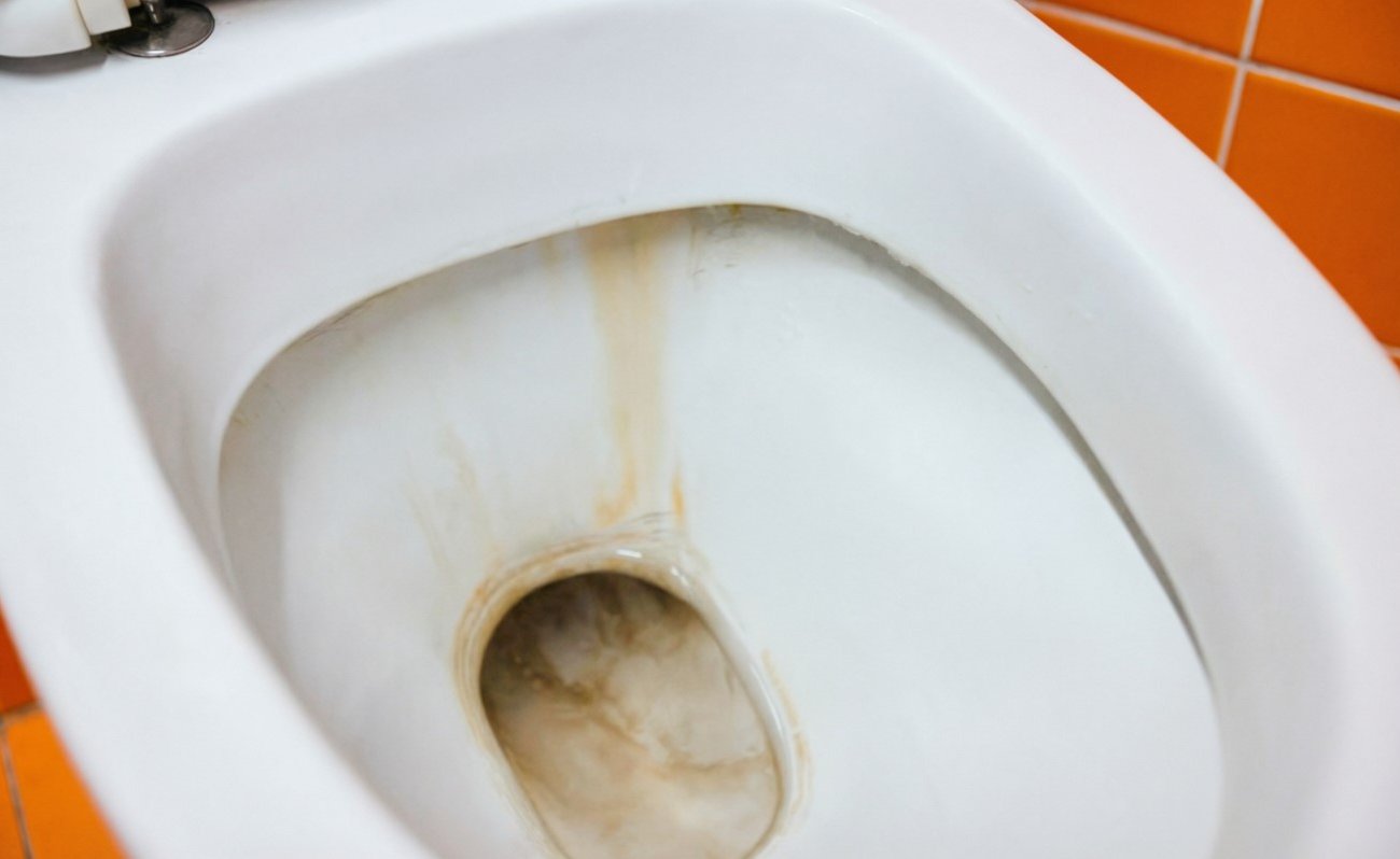 Как удалить ржавый налёт в унитазе: простые способы без агрессивной химии и вызова мастера
